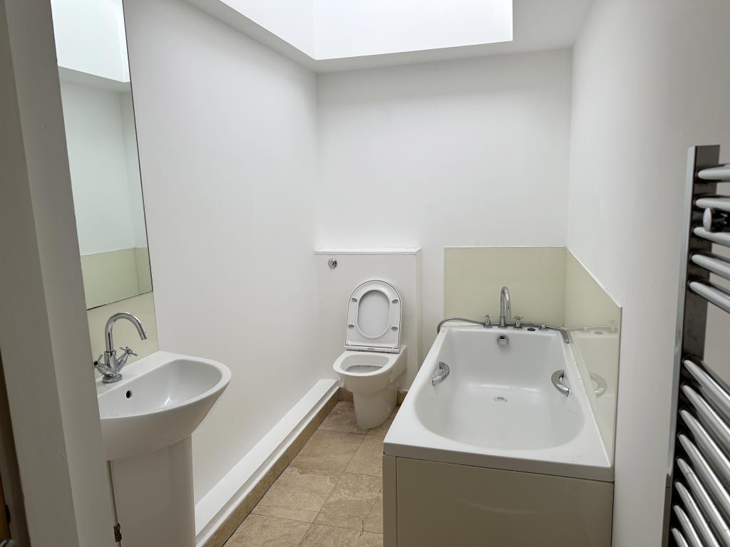 Lot: 7 - ONE-BEDROOM TOP FLOOR FLAT - Bathroom